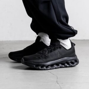 ON Cloudtilt trainers Full Black