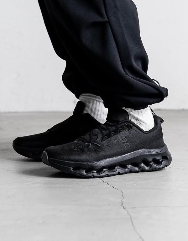 ON Cloudtilt trainers Full Black