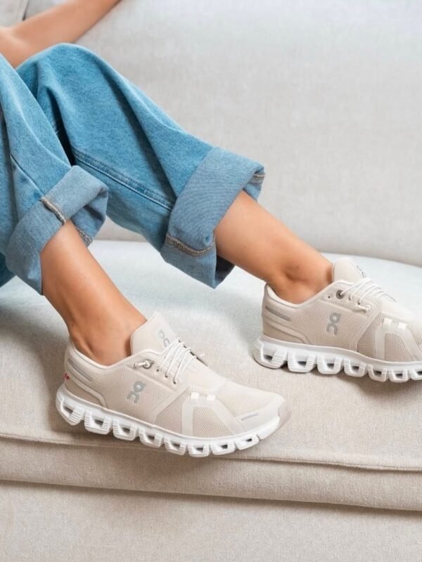 On Running Cloud 6 Pearl White