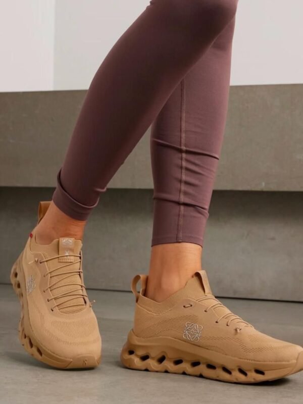 On Running Cloudtilt LOEWE Dark Sand