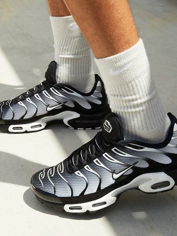 Nike air max plus black metallic silver