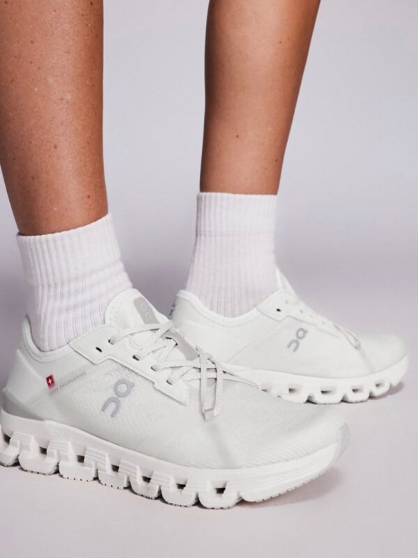On Running Cloud X 4 AD White Wolf